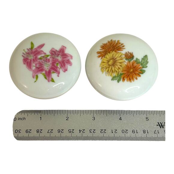 Vintage Porcelain Round Trinket Dishes with Lids Yellow Mums Pink Lillies (2) - Picture 7 of 8